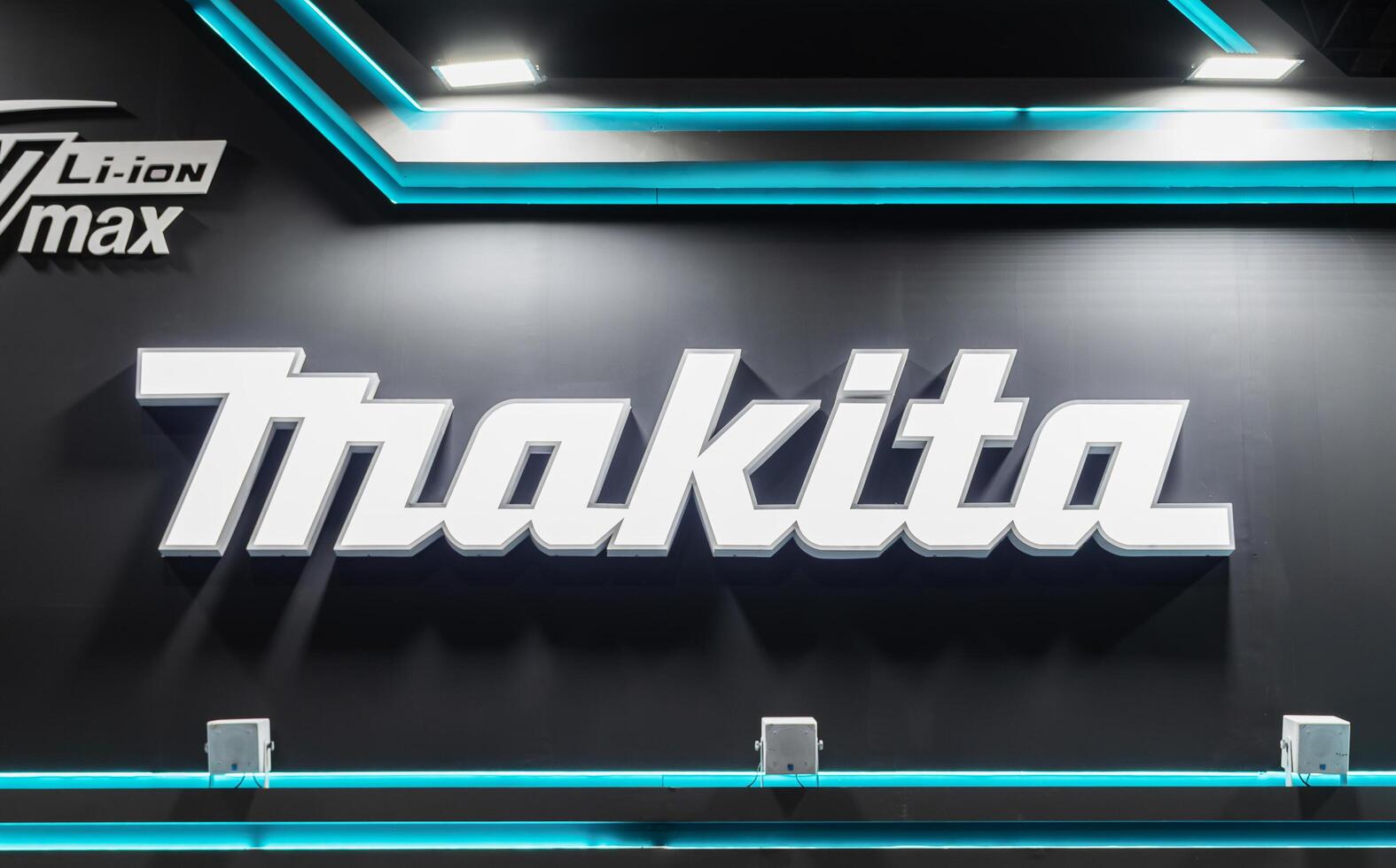 nonthaburi-thailand-30-april-2024-light-box-billboard-with-logo-makita-brand-free-photo.jpg